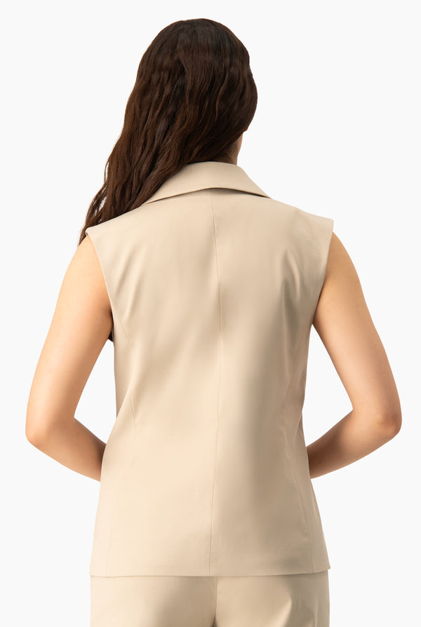 Chaleco liso tono beige