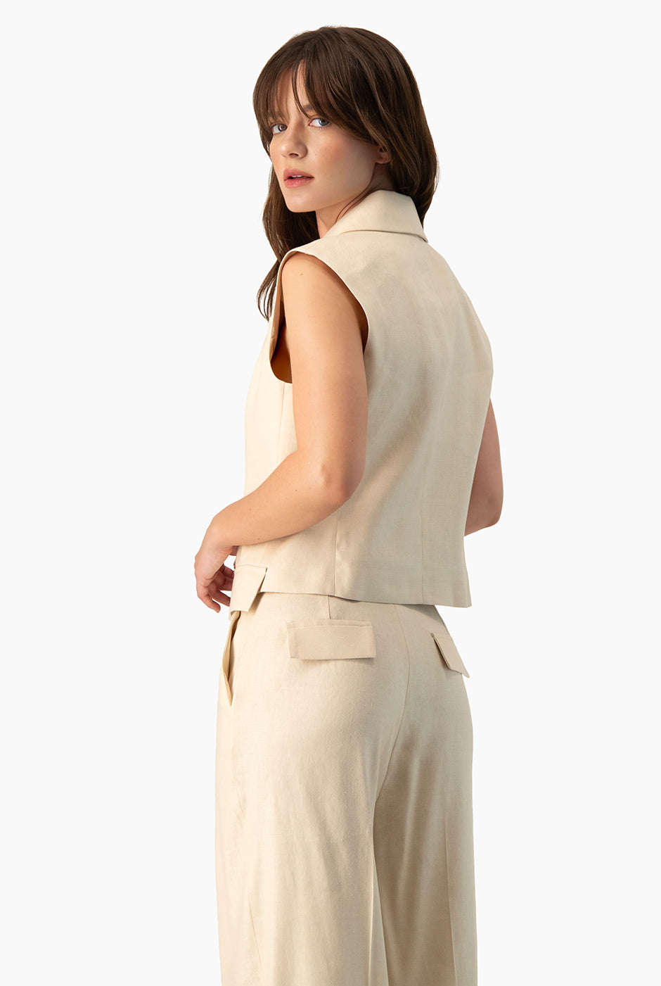 Chaleco Ivonne beige con escote en V y solapa