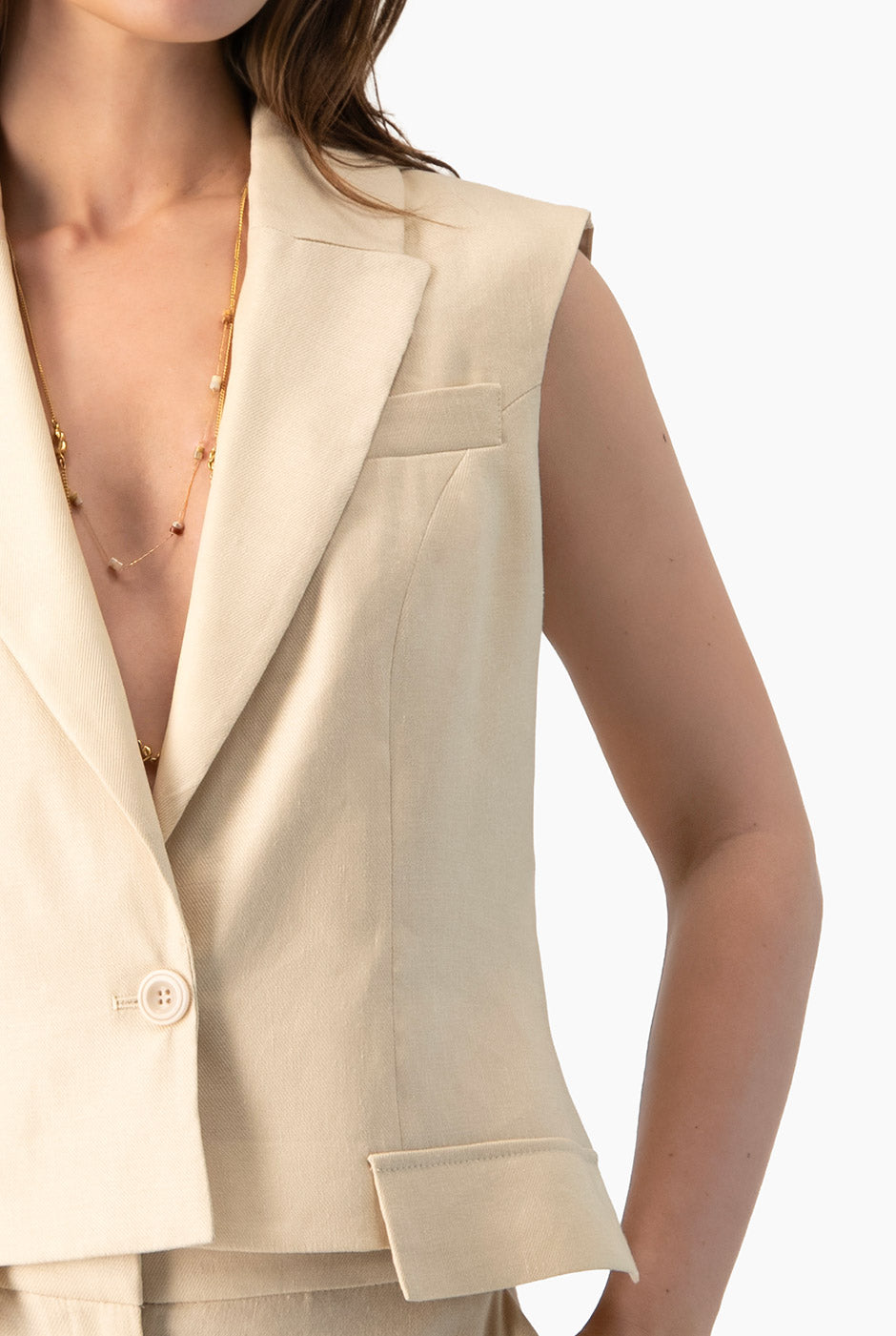Chaleco Ivonne beige con escote en V y solapa