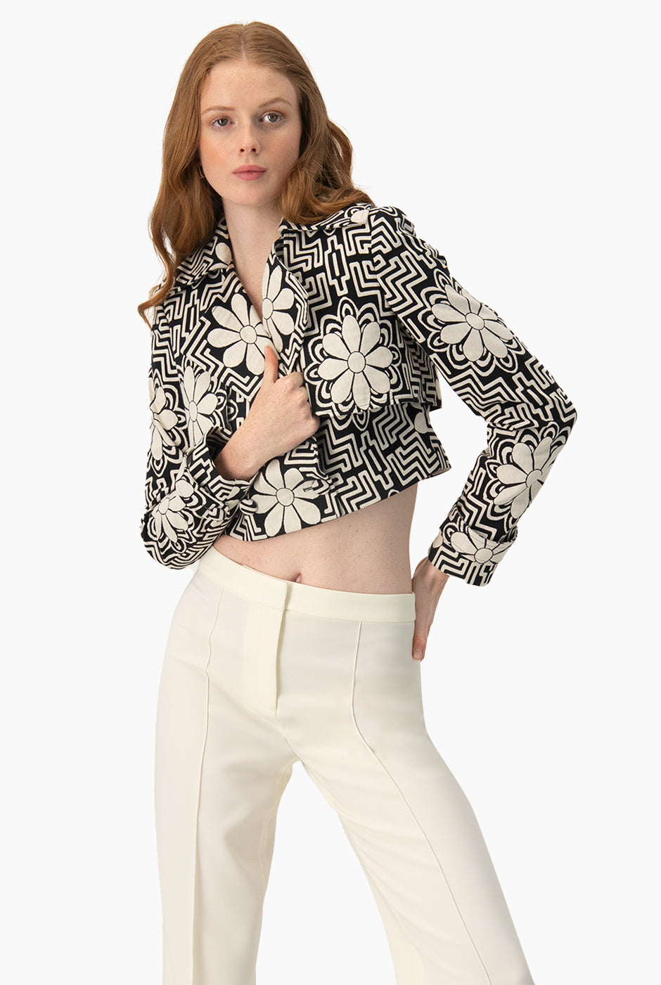 Saco torera negro con estampado floral y geométrico