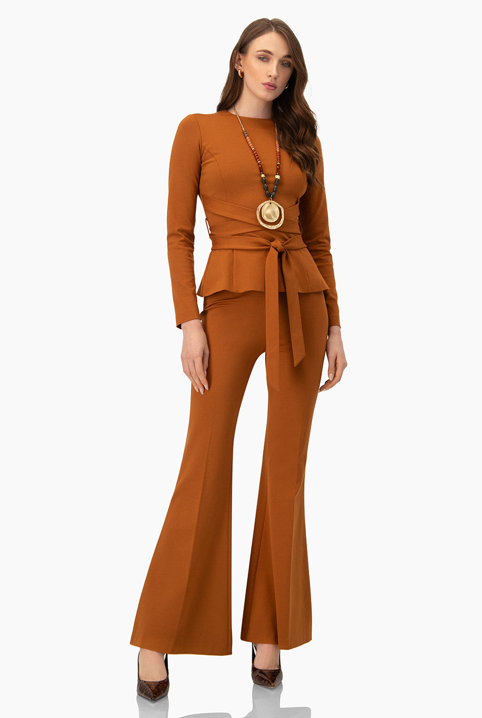 Saco blazer café con cintas y peplum, estilo elegante