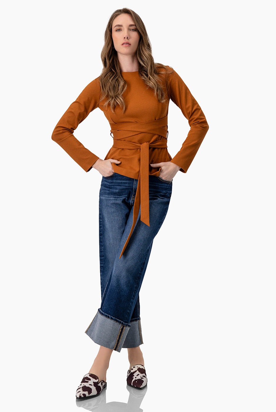 Saco blazer café con cintas y peplum, estilo elegante