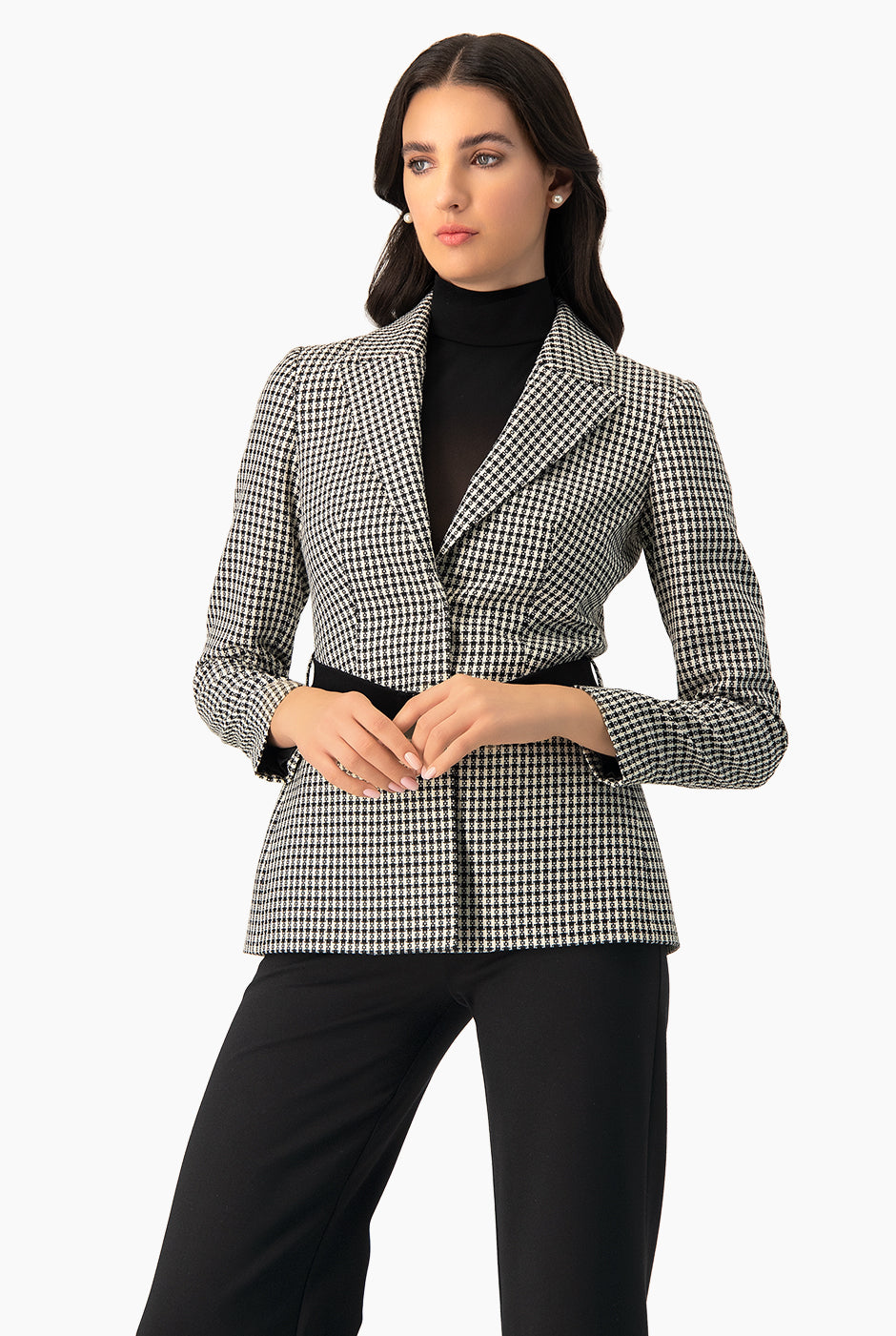 Blazer cruzado negro con cinturón y bolsillos