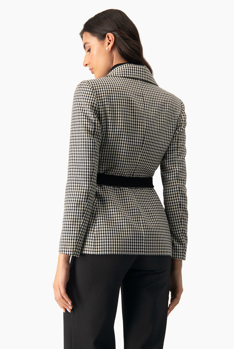 Blazer cruzado negro con cinturón y bolsillos