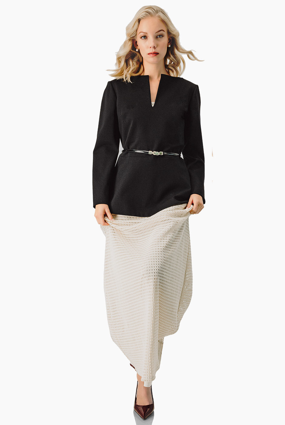 Saco negro con cierre y escote en V