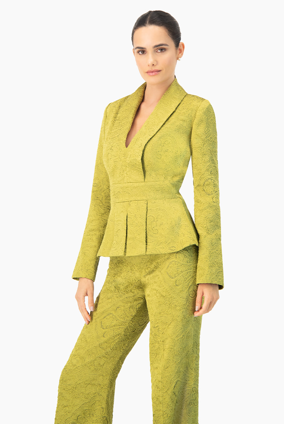 Saco verde sin solapa con plisado en la cintura y brocado