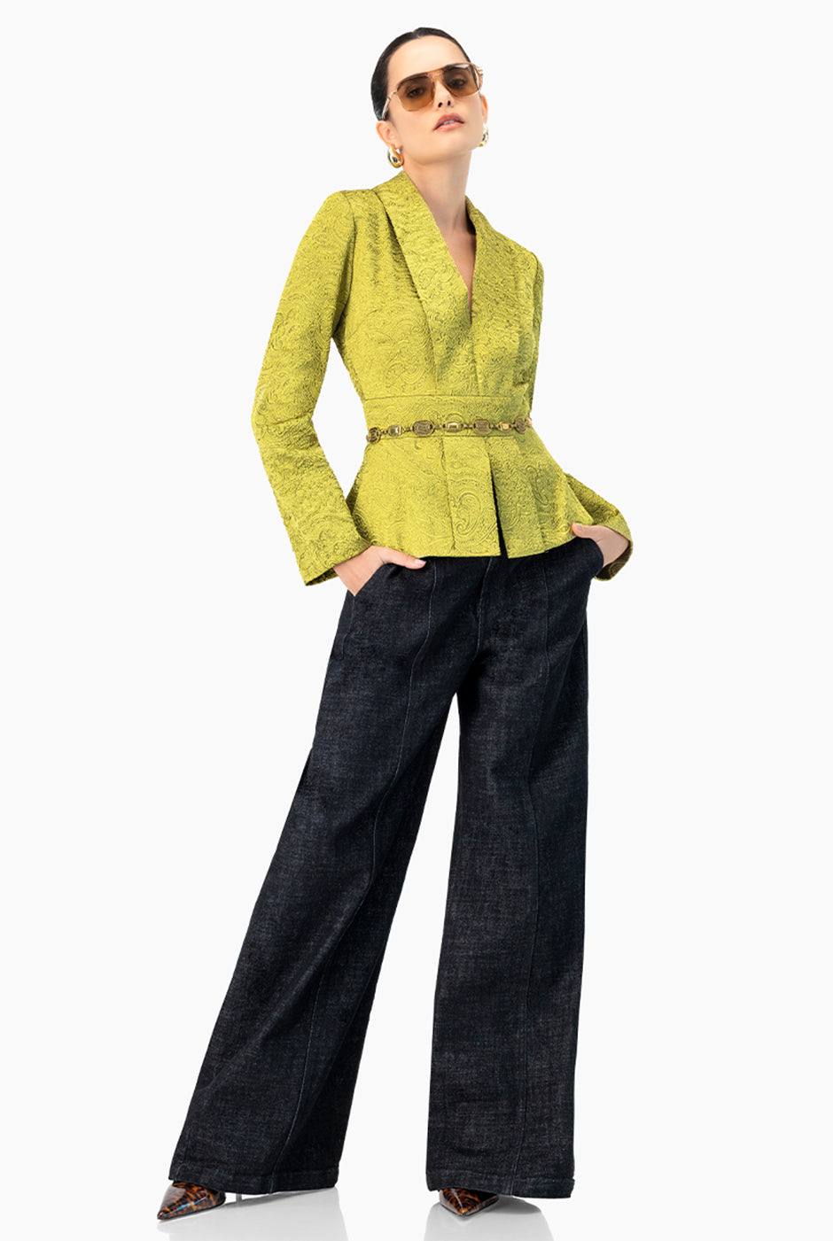 Saco verde sin solapa con plisado en la cintura y brocado