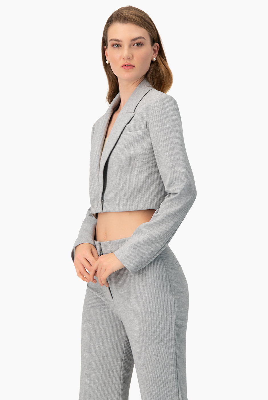 Saco torero gris elegante con solapa y broche