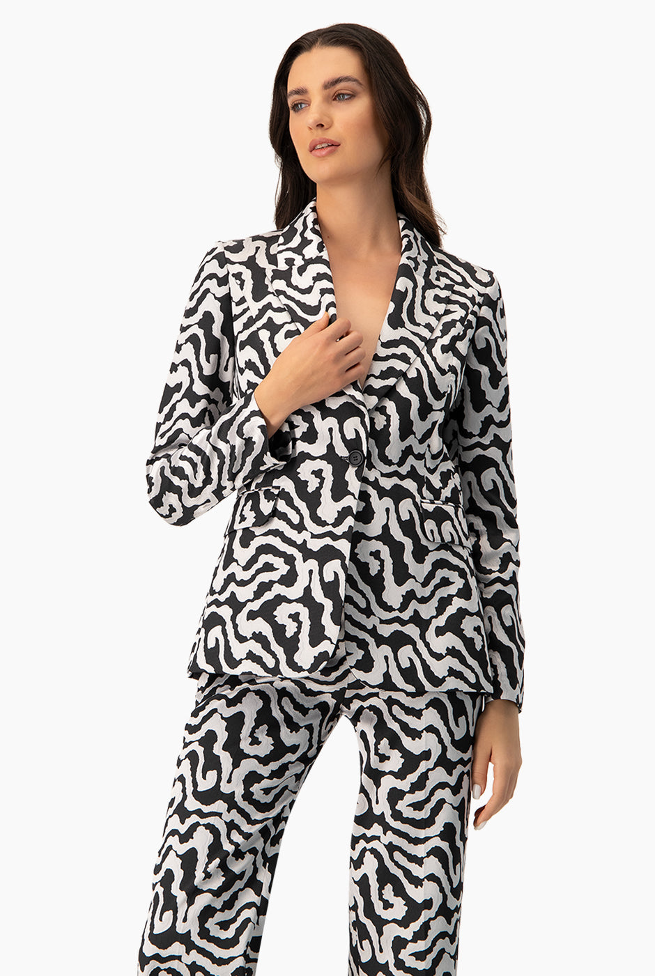 Saco sastreado plateado con estampado animal print y botón frontal