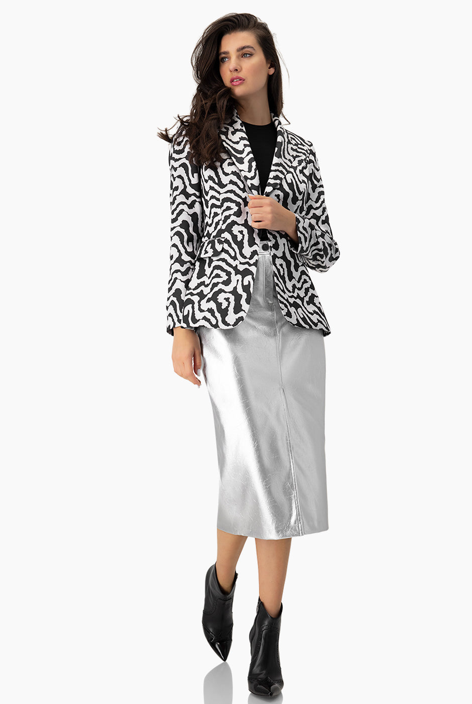 Saco sastreado plateado con estampado animal print y botón frontal