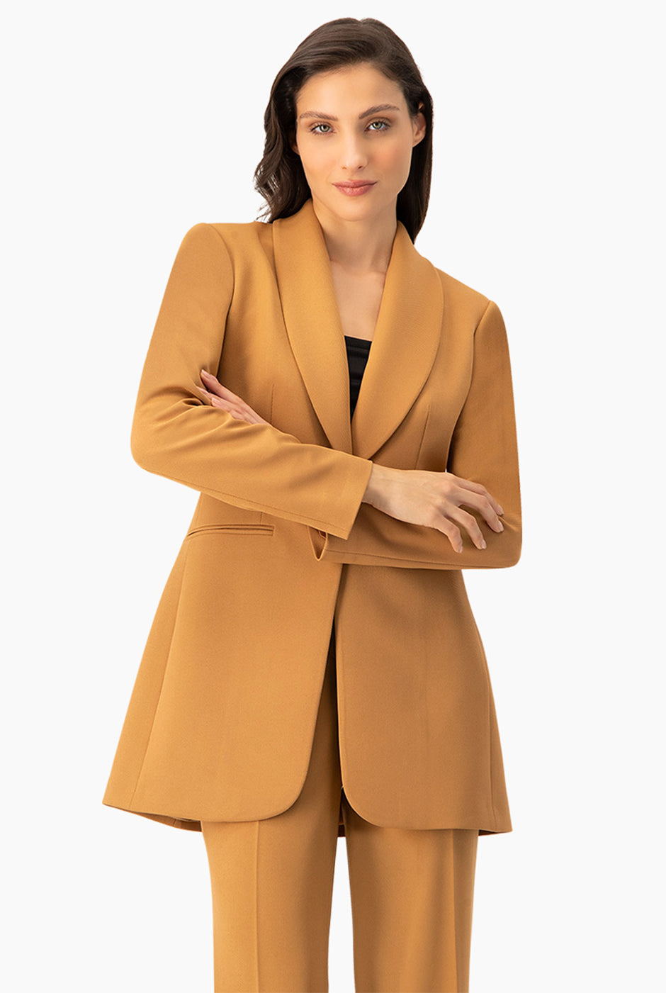 Blazer liso camello con solapa y un botón frontal