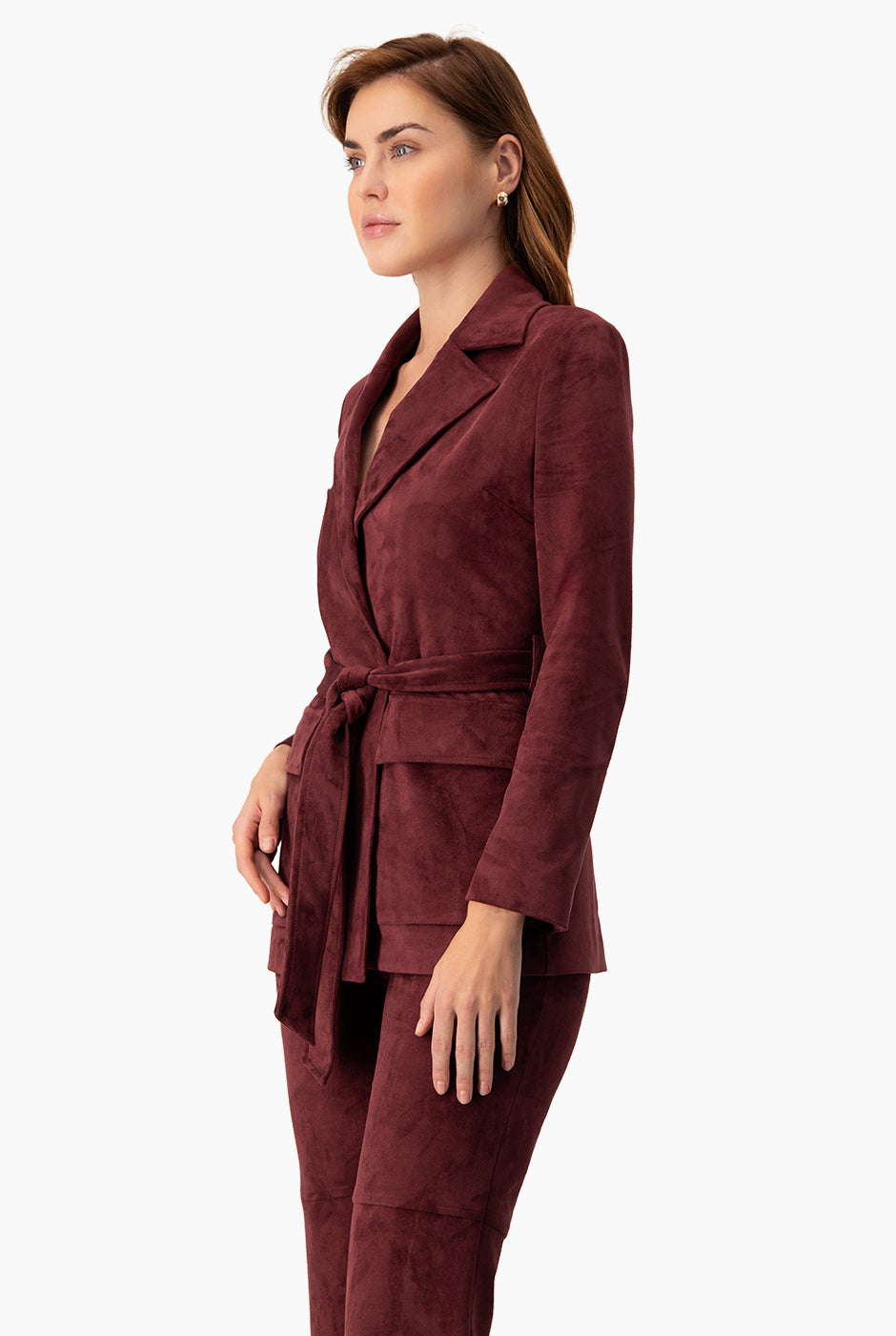 Saco blazer color vino con cinta en la cintura y bolsillos