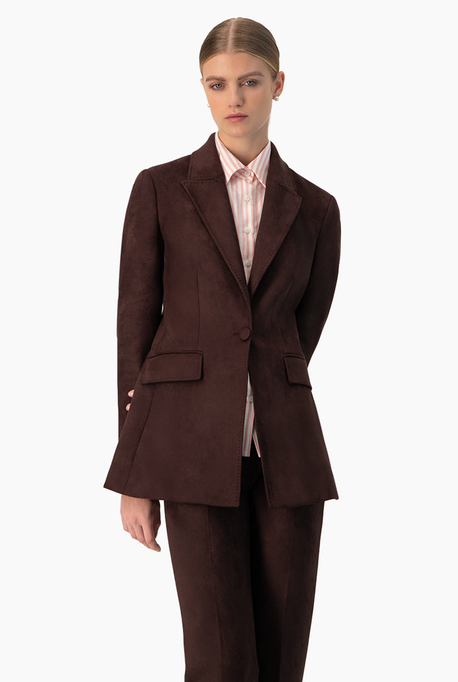 Saco blazer café liso con botón frontal y solapas