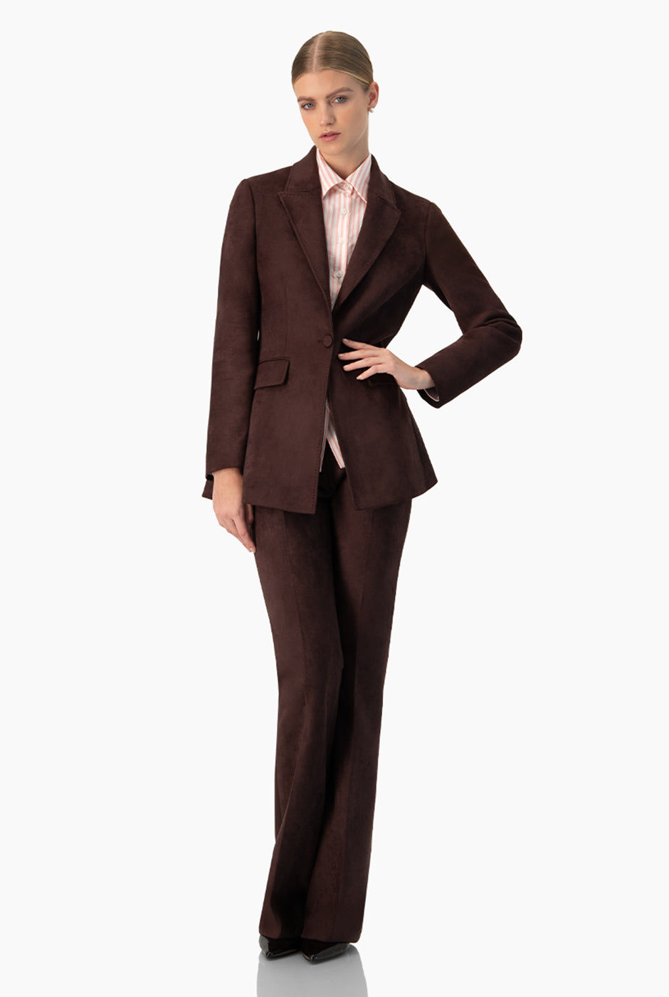 Saco blazer café liso con botón frontal y solapas