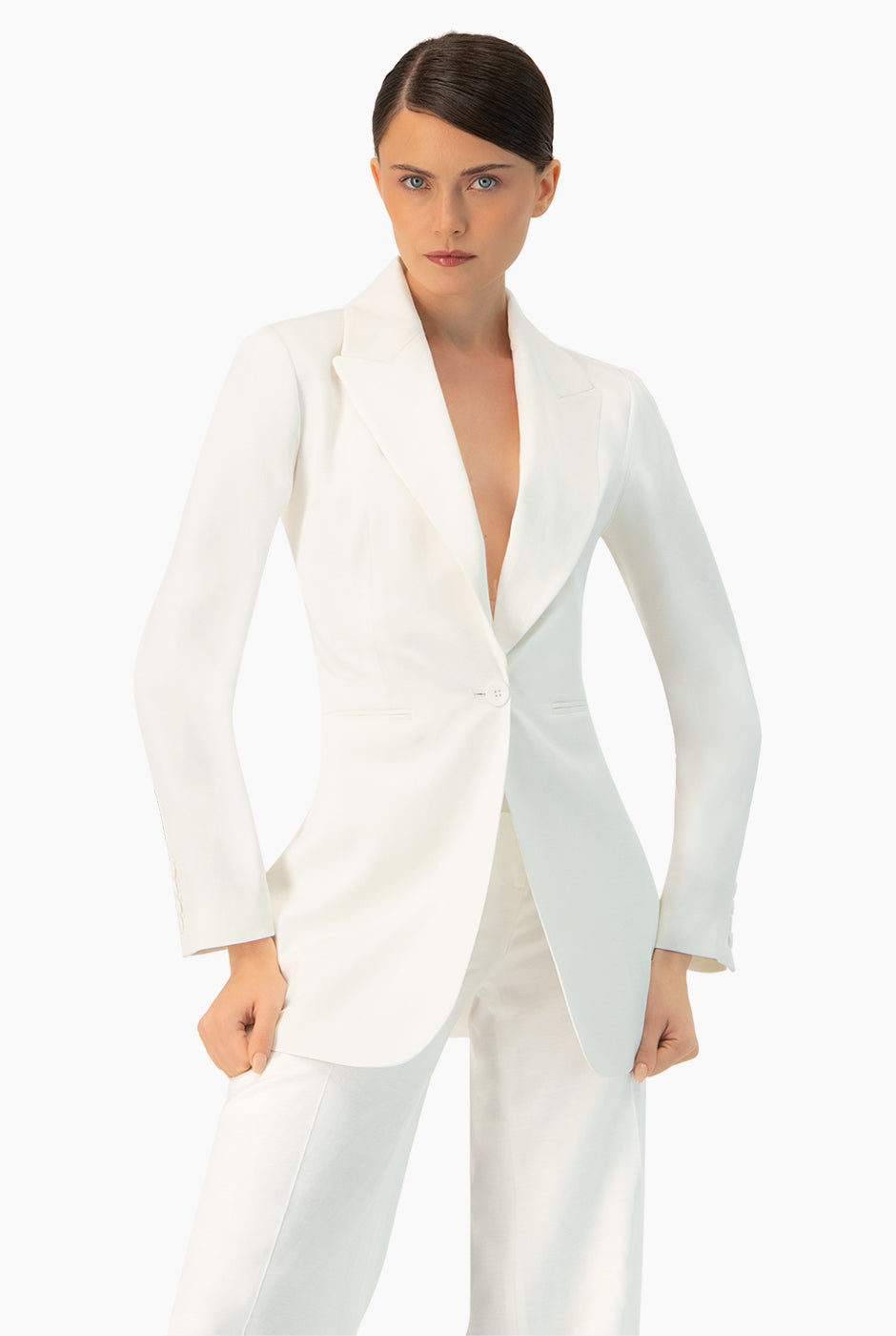Saco blazer blanco con botón frontal y solapas clásicas