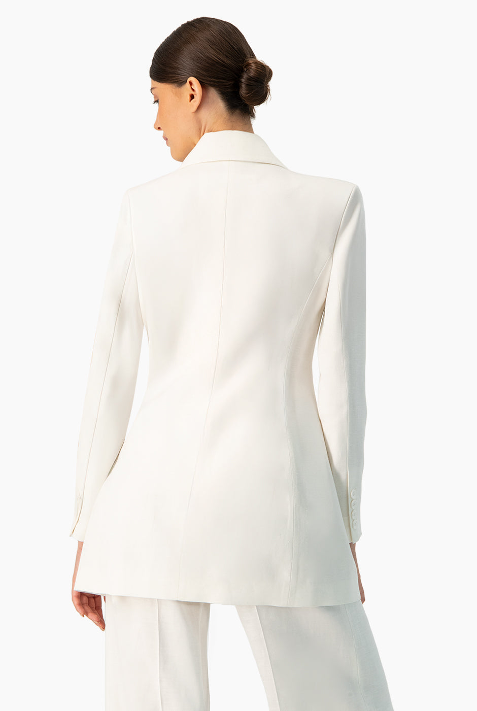 Saco blazer blanco con botón frontal y solapas clásicas