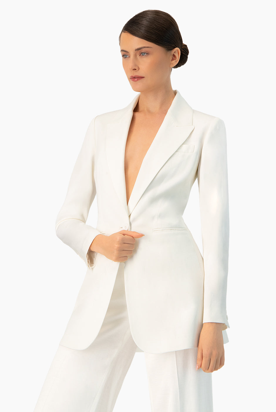 Saco blazer blanco con botón frontal y solapas clásicas