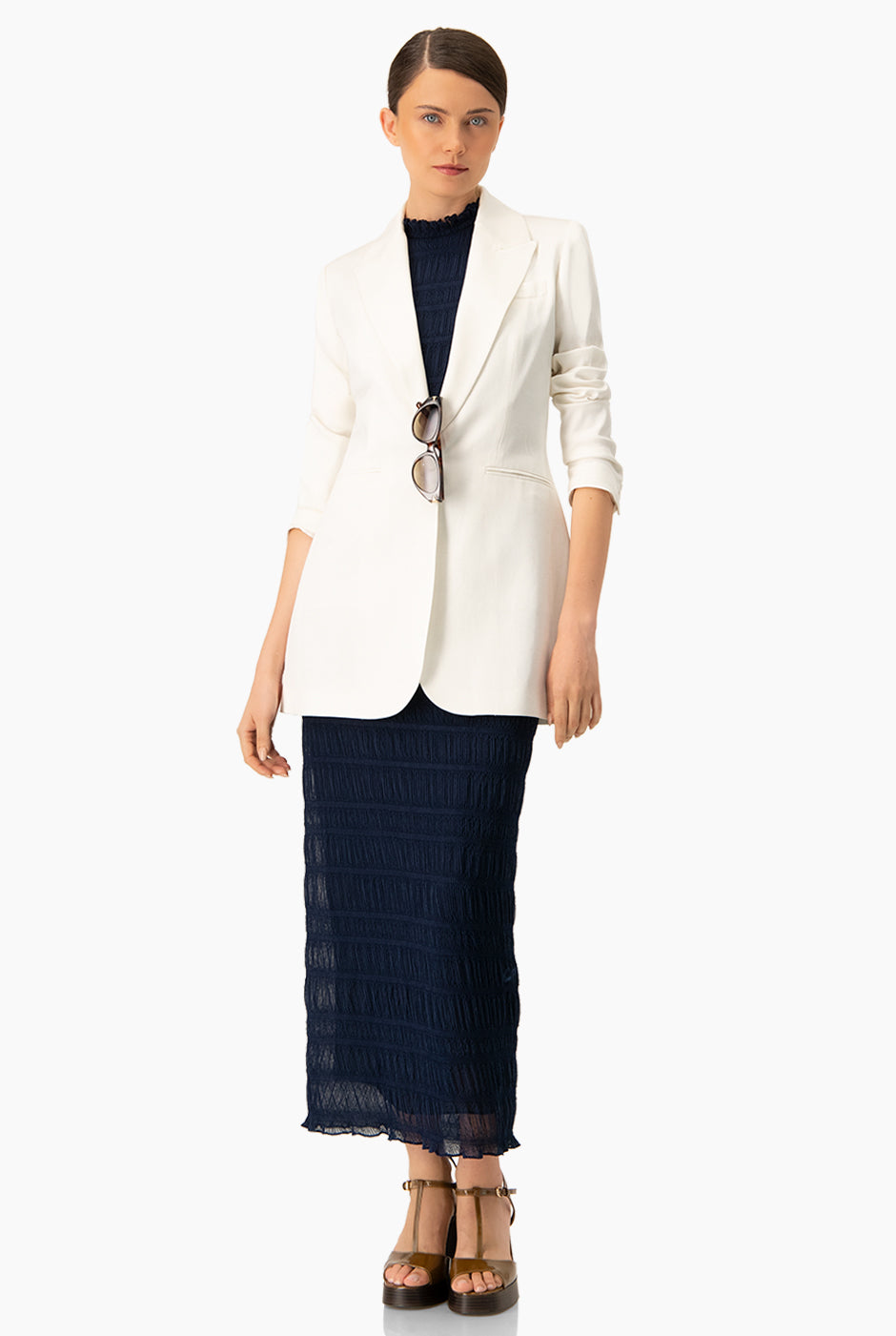 Saco blazer blanco con botón frontal y solapas clásicas