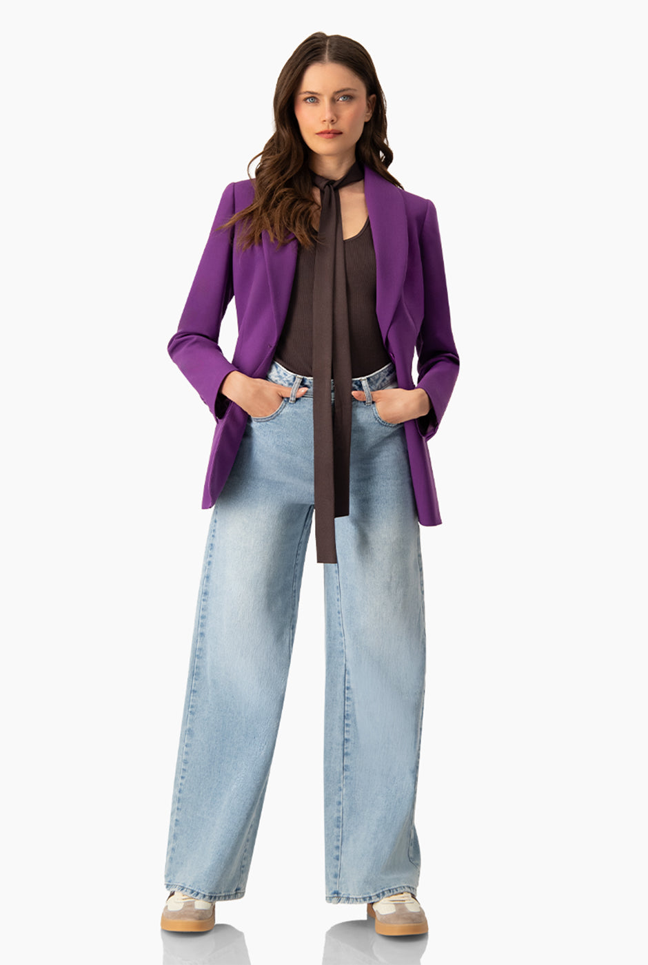 Saco cruzado morado con botón frontal y solapas anchas