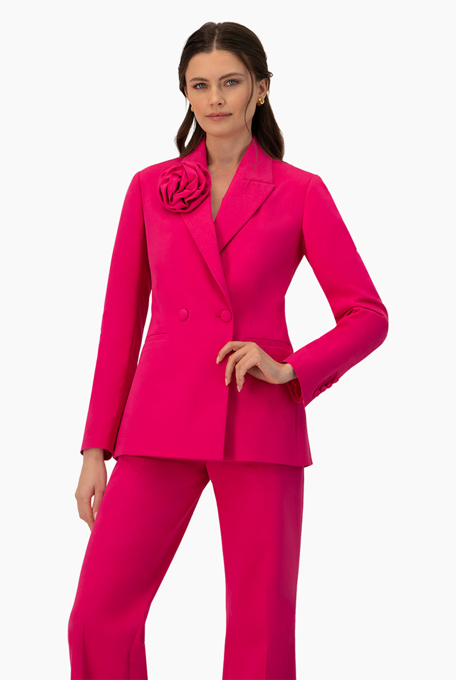 Saco fucsia elegante con doble botonadura y flor en solapa