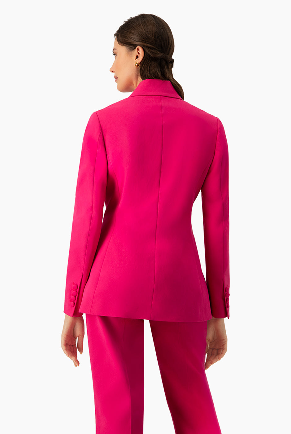 Saco fucsia elegante con doble botonadura y flor en solapa