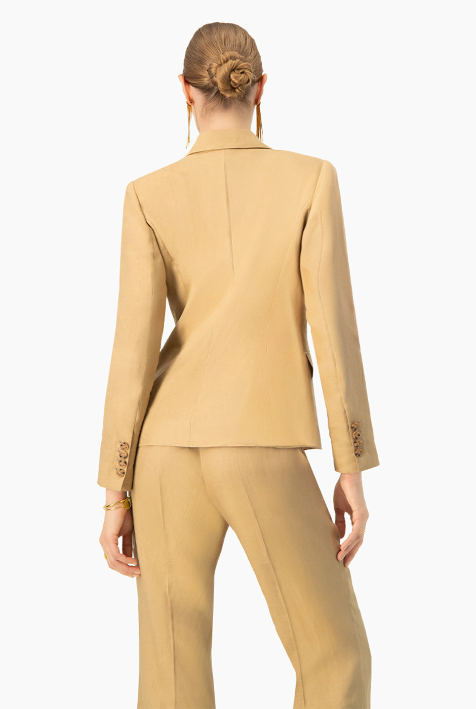 Saco sastreado beige de lino con botón frontal