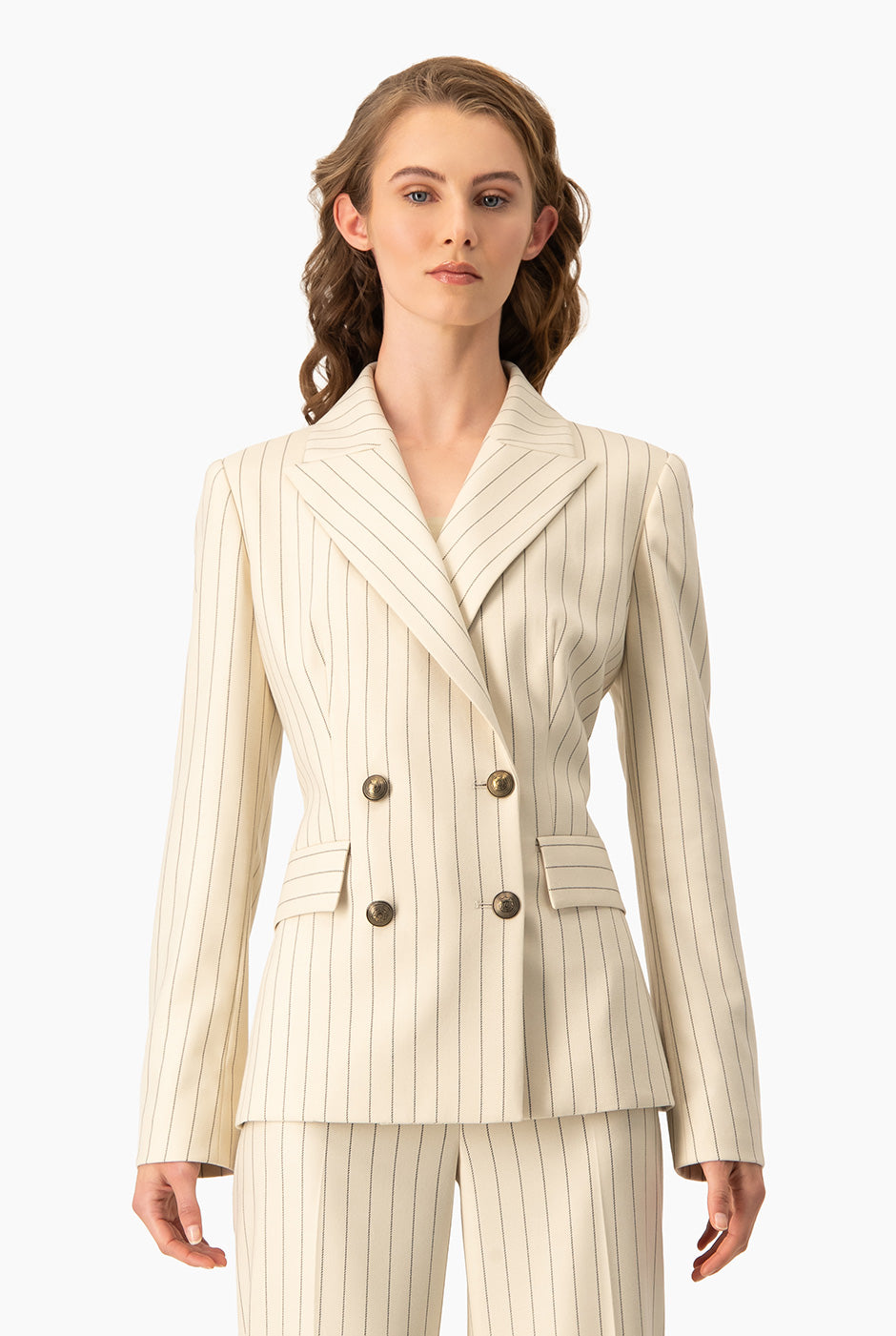 Saco cruzado a rayas beige con doble botonadura y bolsillos