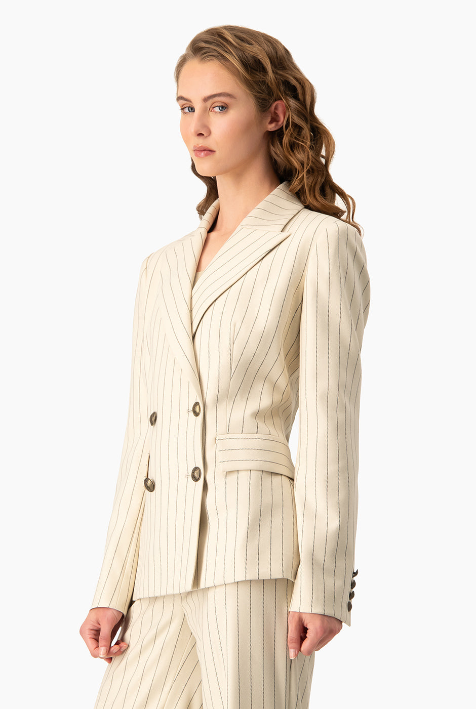 Saco cruzado a rayas beige con doble botonadura y bolsillos