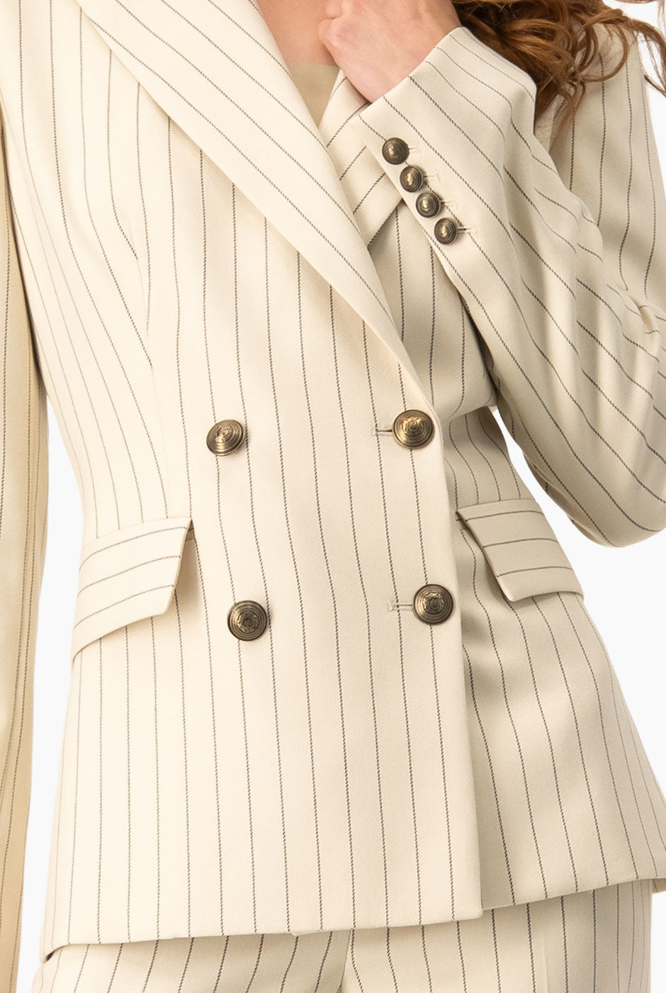 Saco cruzado a rayas beige con doble botonadura y bolsillos