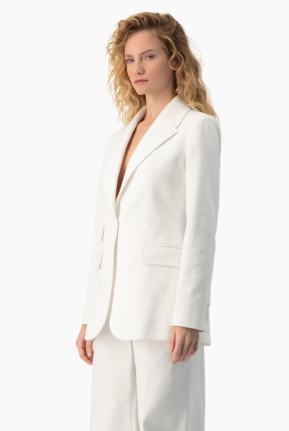 Blazer blanco liso con botón y bolsillos