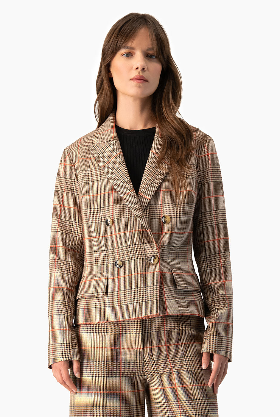 Saco Ivonne corto beige de doble botonadura con solapas y bolsillos