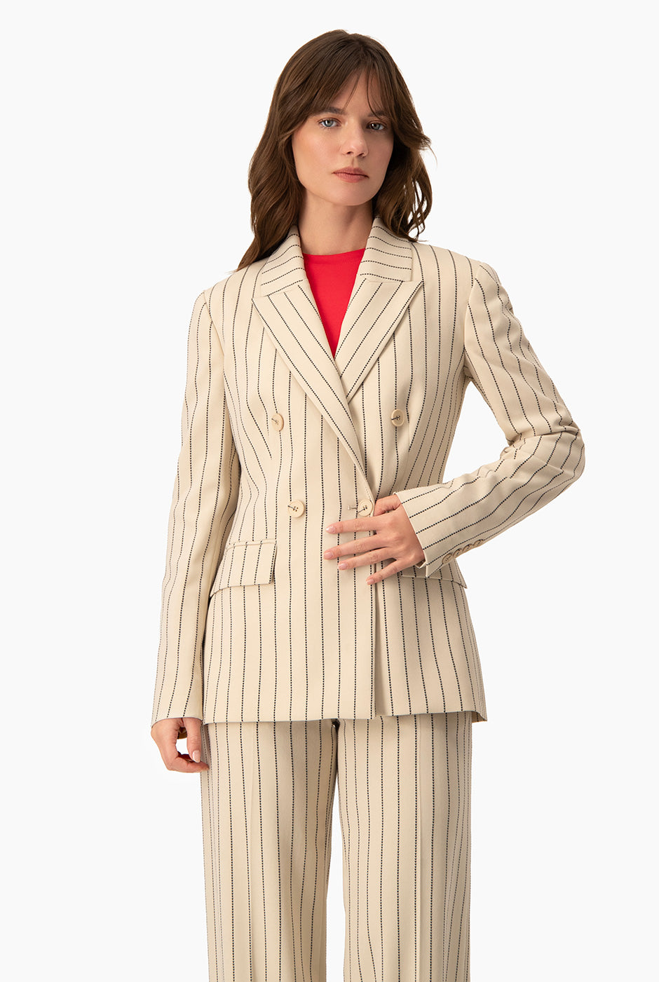 Saco Ivonne rayado beige con doble botonadura y bolsillos