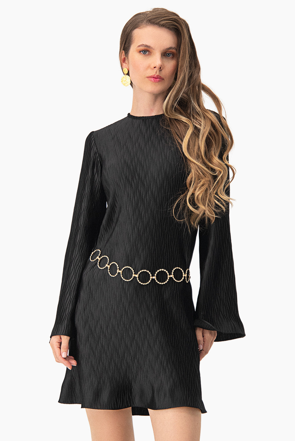 Vestido corto negro en tela plisada