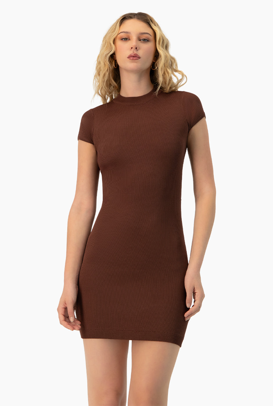 Vestido Rib Bodycon Café corto con manga corta y cuello redondo