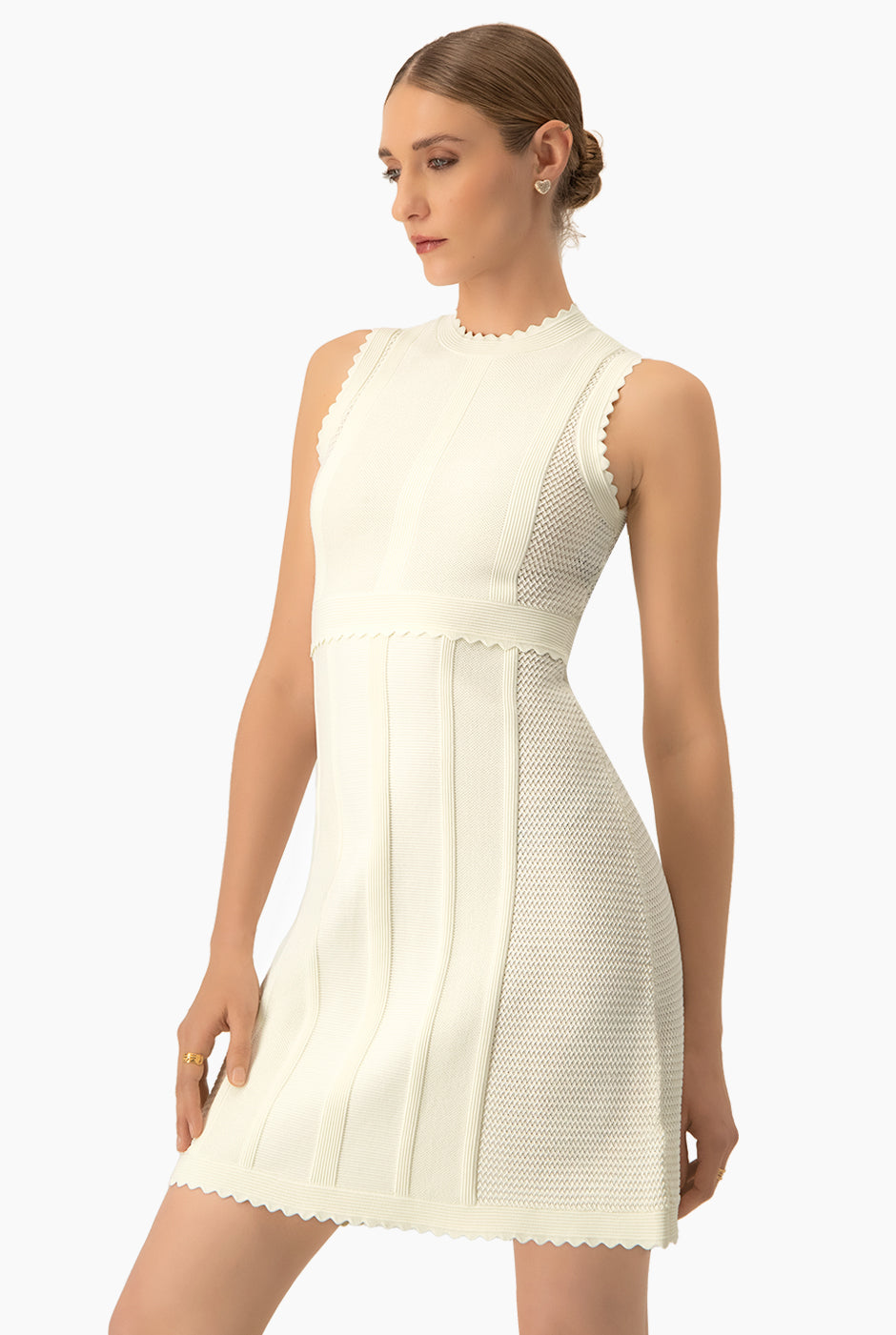 Vestido Pointelle en hueso con bordes ondulados y textura de punto