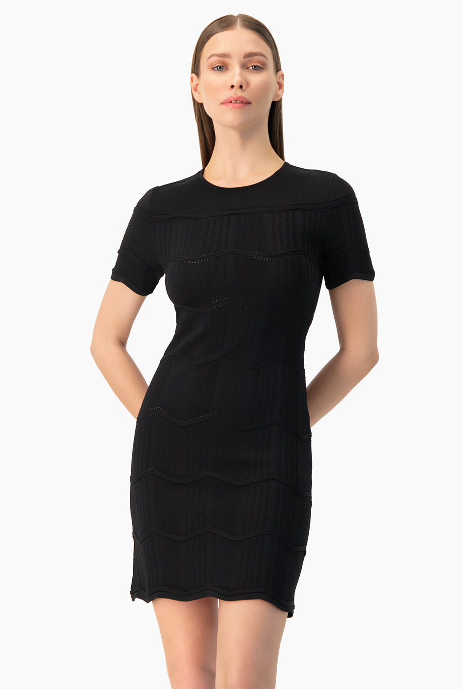 Vestido negro con patrón zigzag y mangas cortas