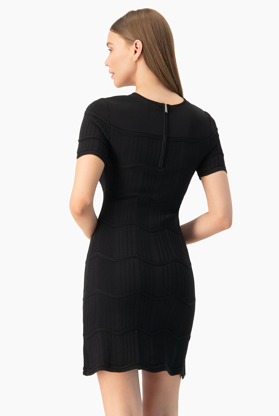 Vestido negro con patrón zigzag y mangas cortas