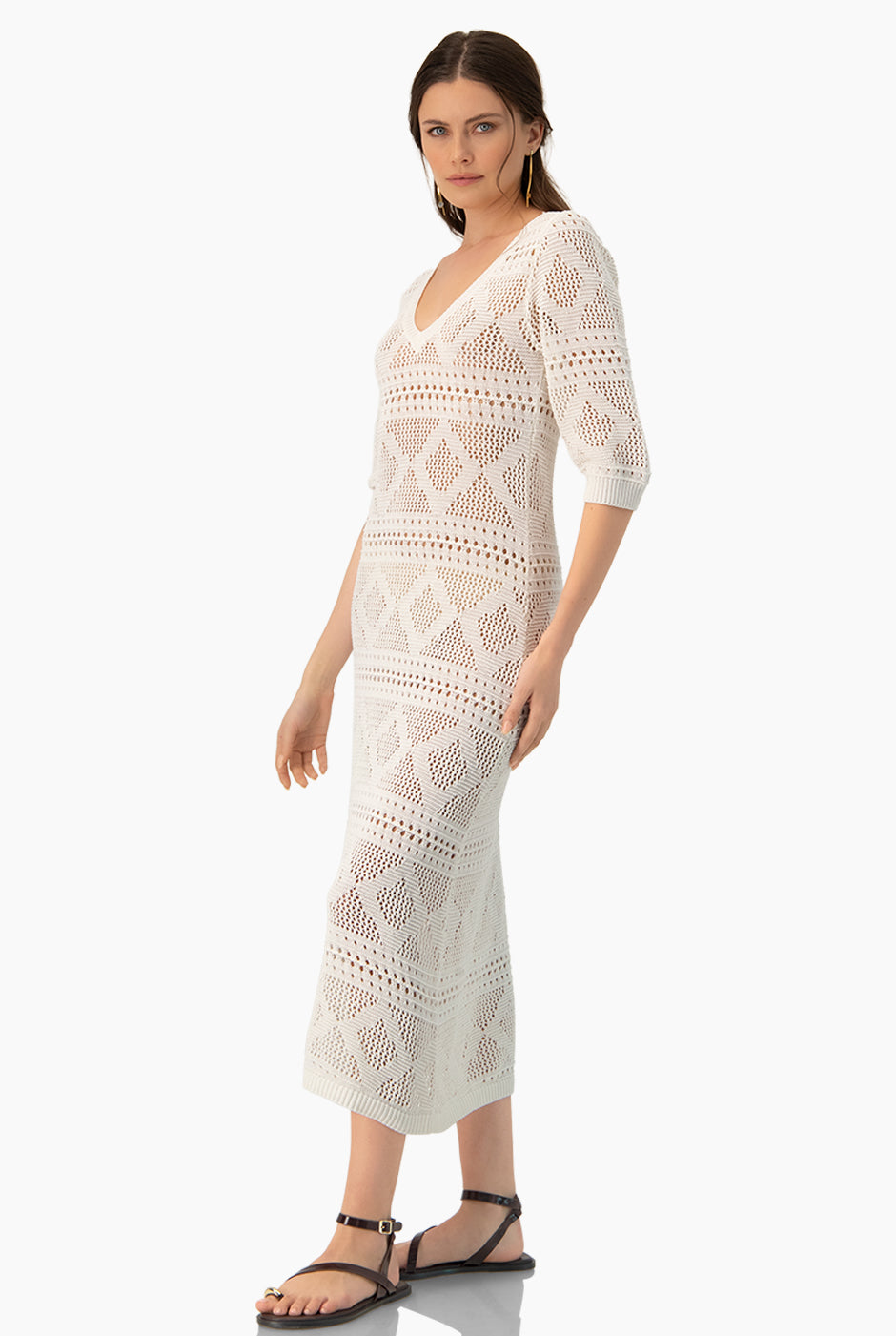 Vestido Off-White calado, largo, con cuello en V y mangas tres cuartos.