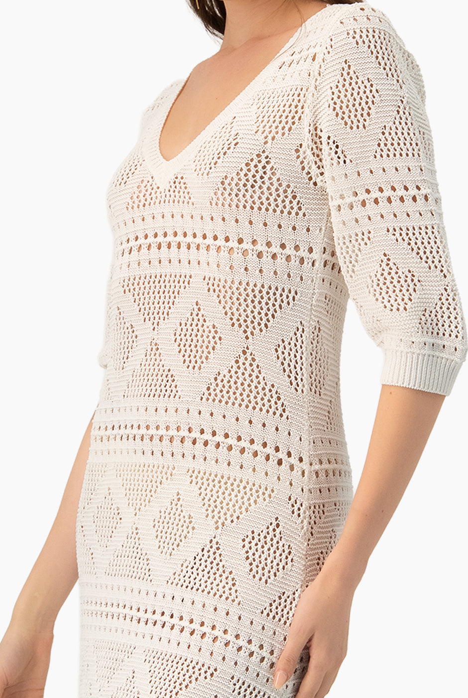 Vestido Off-White calado, largo, con cuello en V y mangas tres cuartos.