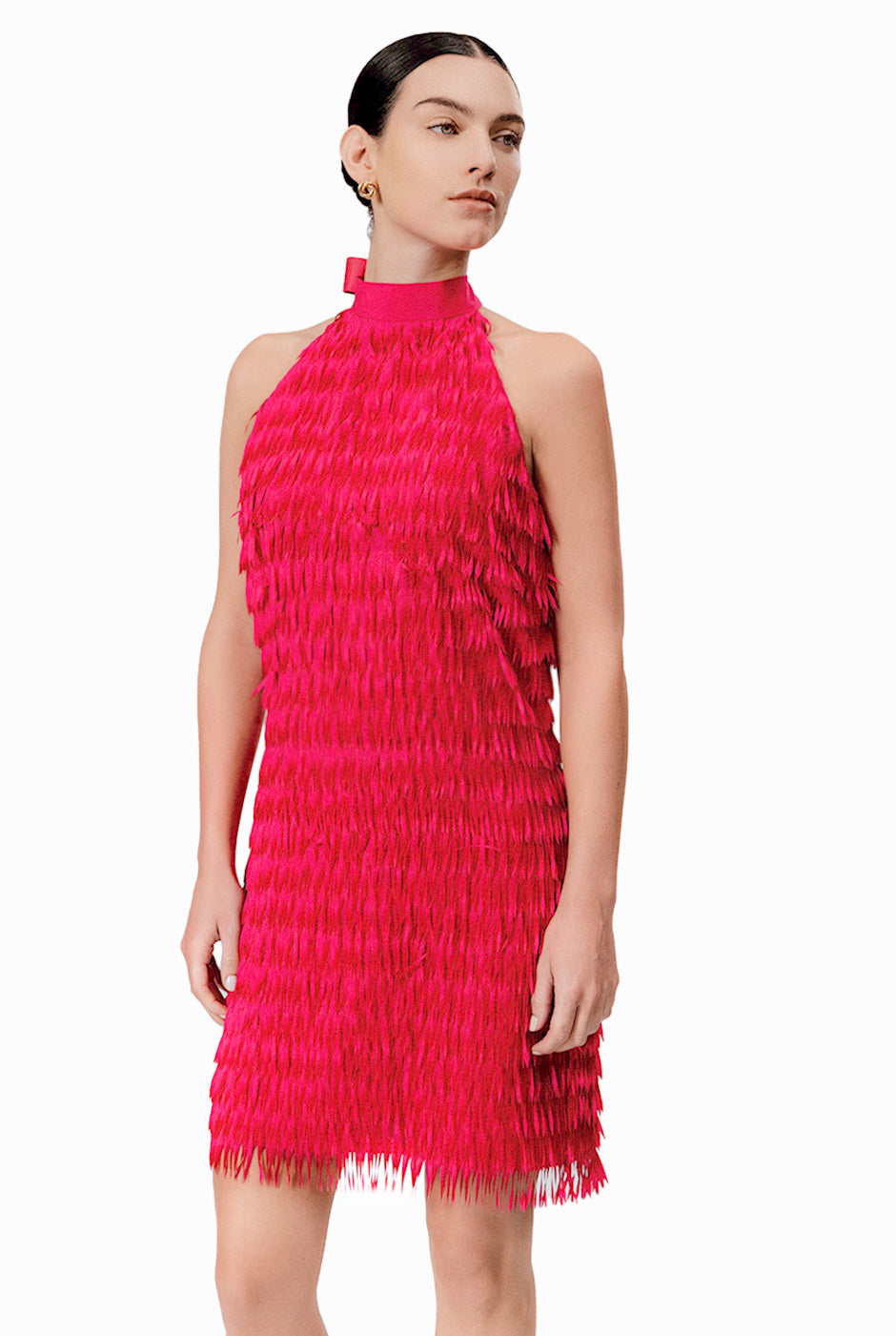 Vestido corto fucsia con cuello halter y flecos