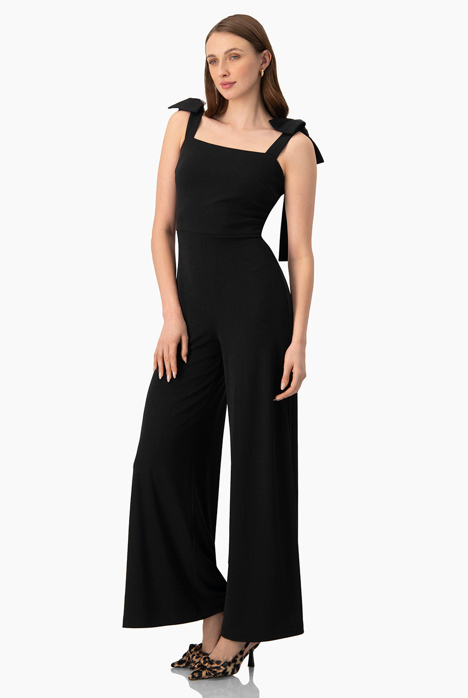 Jumpsuit negro sin mangas con escote cuadrado y lazos