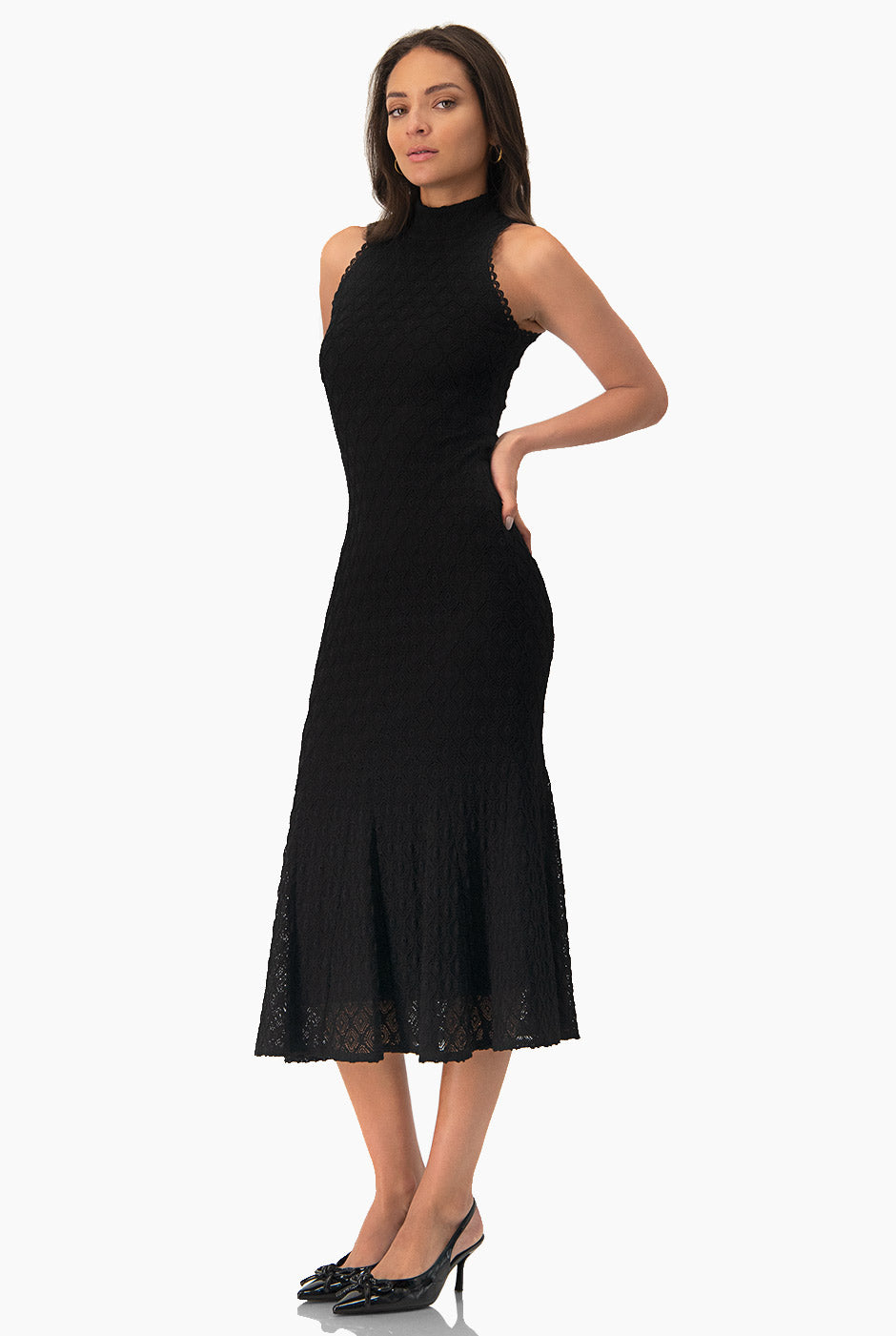 Vestido midi negro sin mangas con encaje y cuello alto