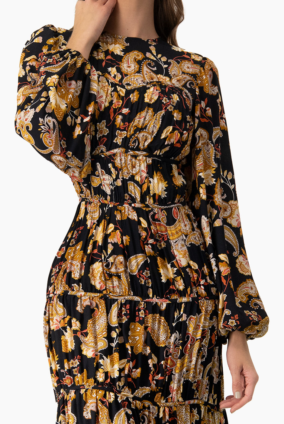 Maxi vestido estampado bohemio multicolor con mangas largas.