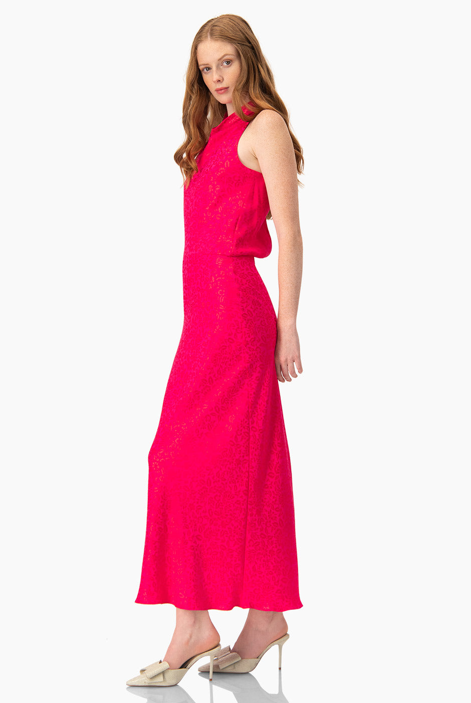 Vestido largo rosa con escote halter y abertura trasera