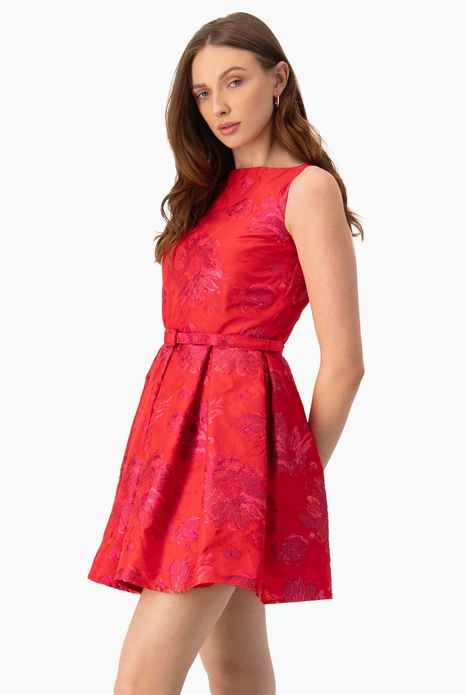 Vestido rojo corto sin mangas con cinturón y estampado floral