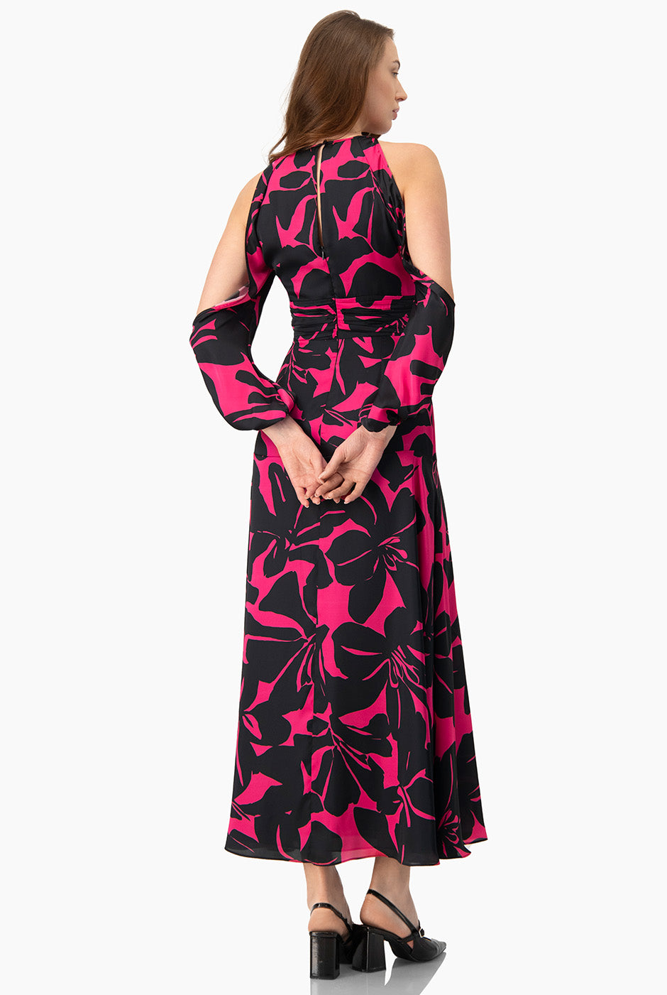 Maxi vestido fucsia con hombros descubiertos y estampado floral