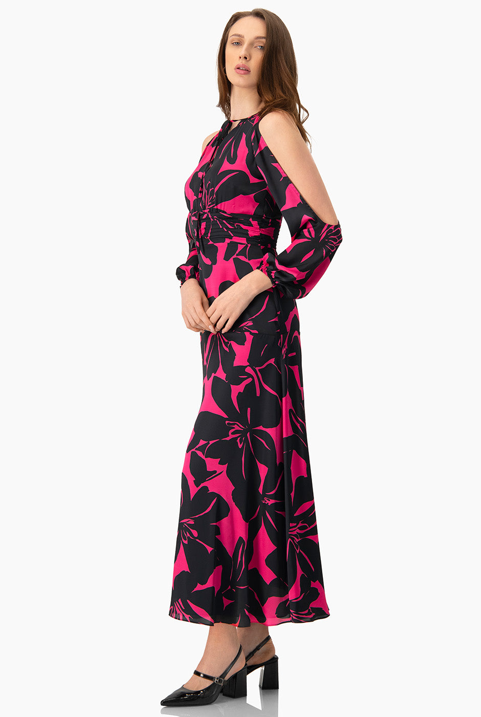 Maxi vestido fucsia con hombros descubiertos y estampado floral