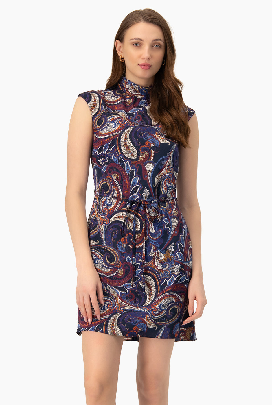 Vestido corto multicolor de hombro caído con estampado paisley y lazo en cintura