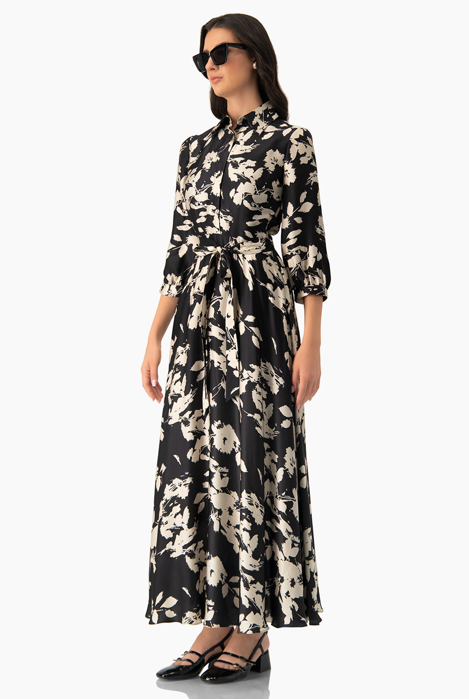 Vestido maxi negro con cuello camisero y cinturón a juego