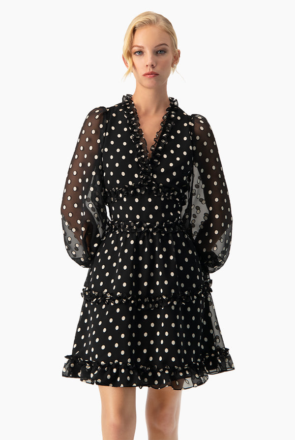 Vestido corto y manga larga amplia